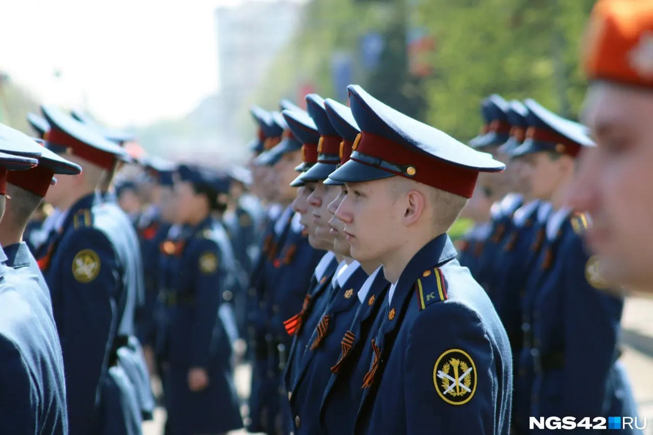 В Новокузнецке прошёл торжественный парад ко Дню Победы: ветераны, кадеты, представители силовых структур и жители города прошли по центральным улицам вместе с демонстрацией военной техники.
