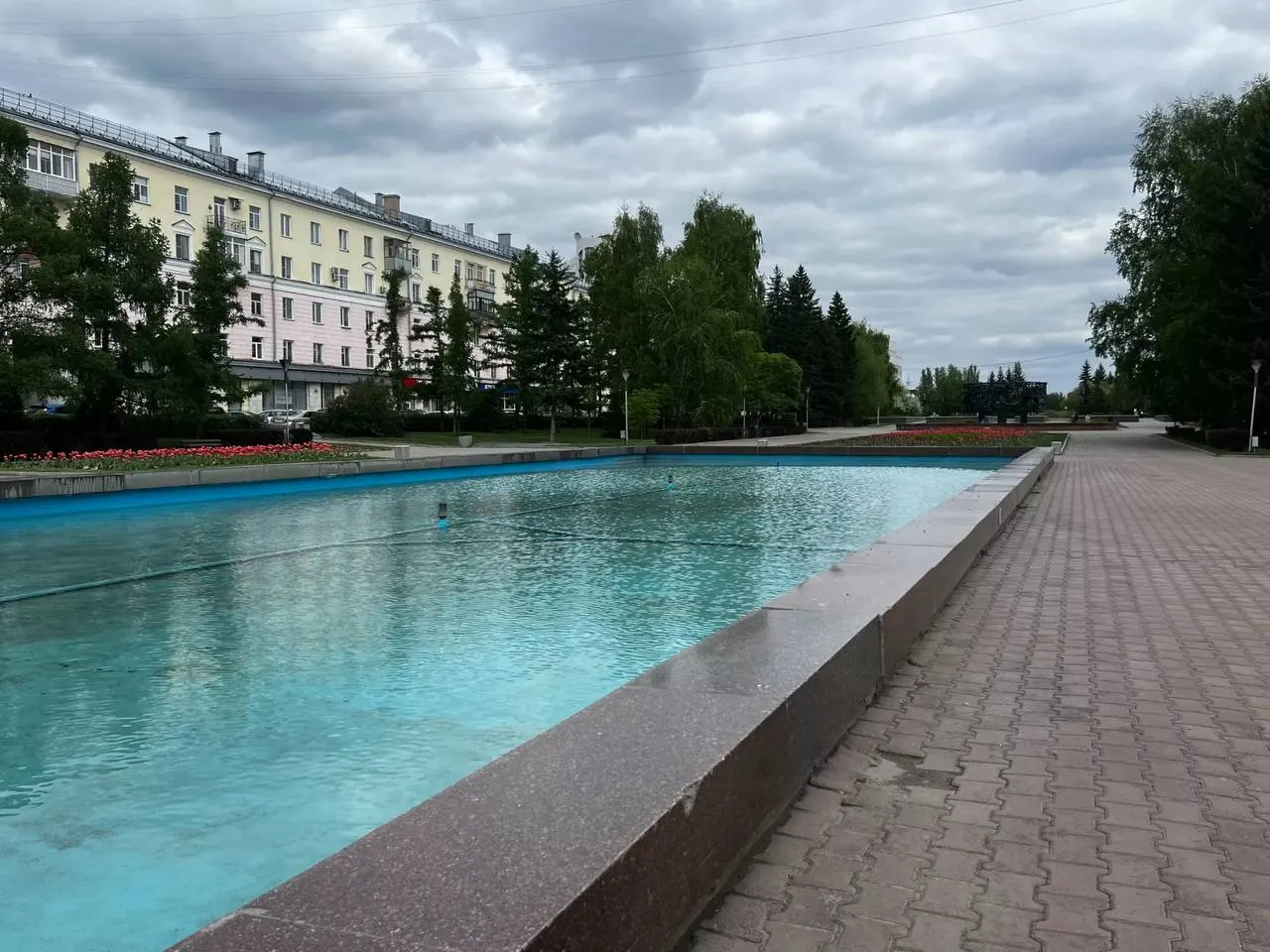 Город уже расконсервировал семь фонтанов и рассчитывает запустить все 14 до начала июня. Они будут работать днём в течение лета, но при похолодании или сильном ветре их будут временно отключать.