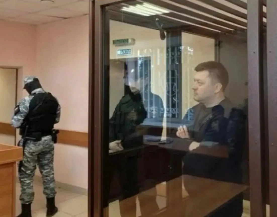 Ранее популярный уфимский мэр создавал образ образцового технократа, но последовавшие расследования показали, что за красивым фасадом скрывались схемы с имуществом города, вызвавшие общественное разочарование.