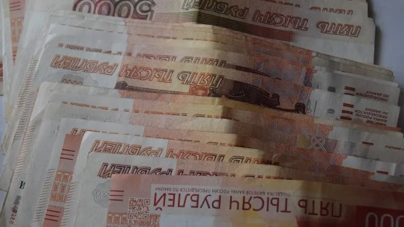 В Саратовской области в полицию обратился мужчина, который рассказал, что неизвестный позвонил ему, представился сотрудником Росфинмониторинга и убедил перевести сбережения на другой счёт; в результате лишился пяти миллионов рублей.