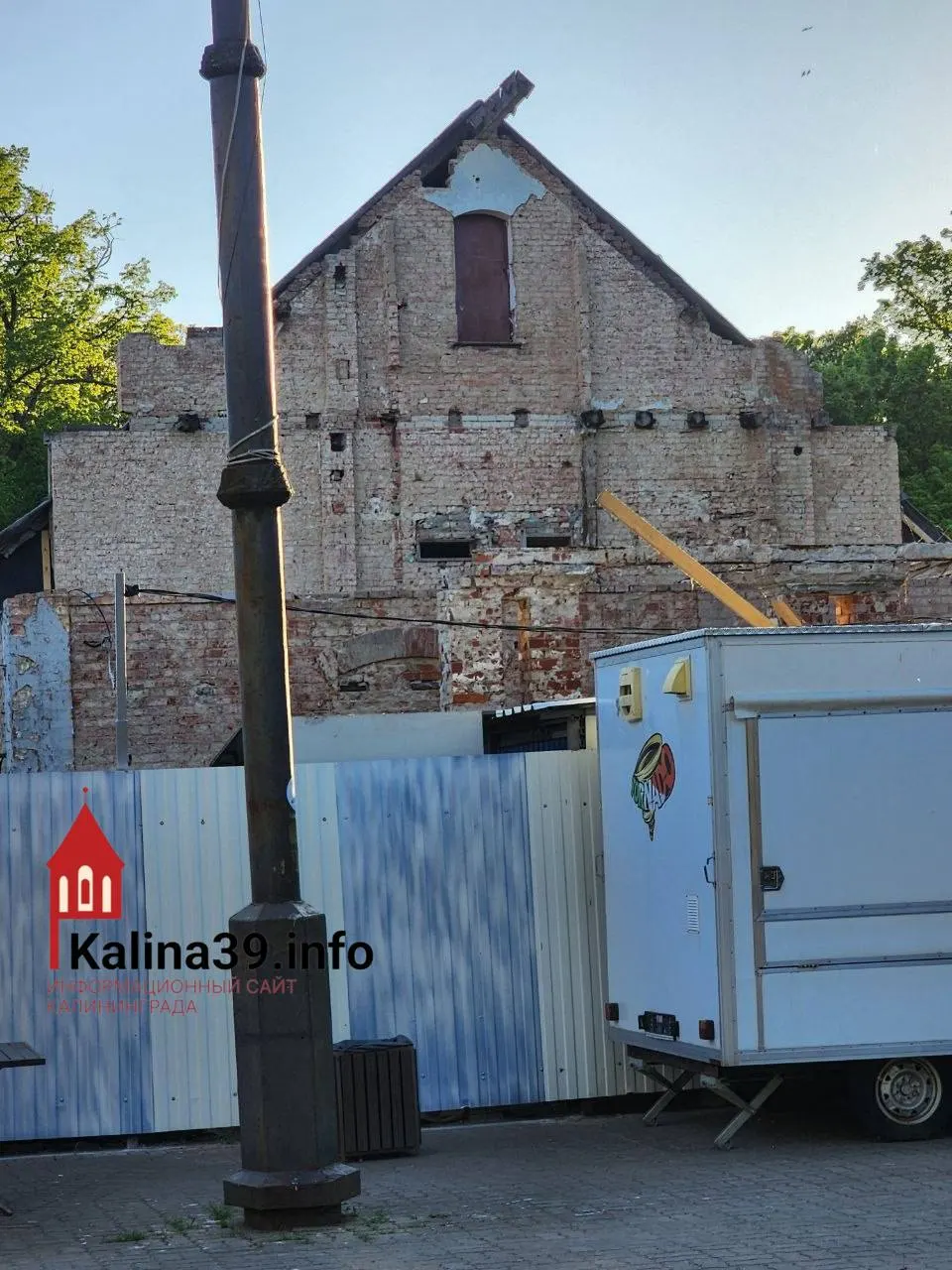 Реконструкция здания остановлена уже несколько месяцев, кровля проседает, кирпичные стены осыпаются — жители просят власти принять меры, чтобы не потерять Дом культуры.