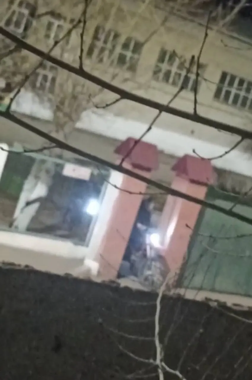 Вечерние заезды подростков на питбайках разрушают покрытие стадиона школы №10, создают опасность для детей и нарушают тишину района; местные жалуются, полиция и школа пока без действенной реакции.