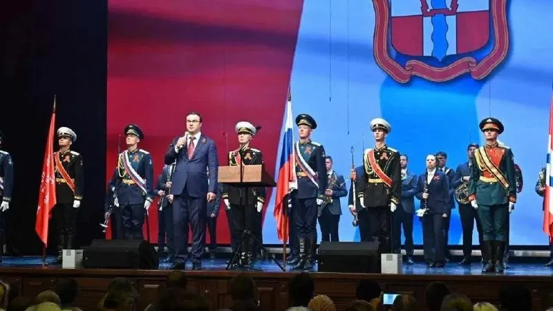 В Концертном зале Омской филармонии прошёл торжественный вечер в честь 9 мая: официальная часть, концерт народного хора и совместное исполнение «Дня Победы». Среди гостей — ветераны, труженики тыла и представители региональной власти.