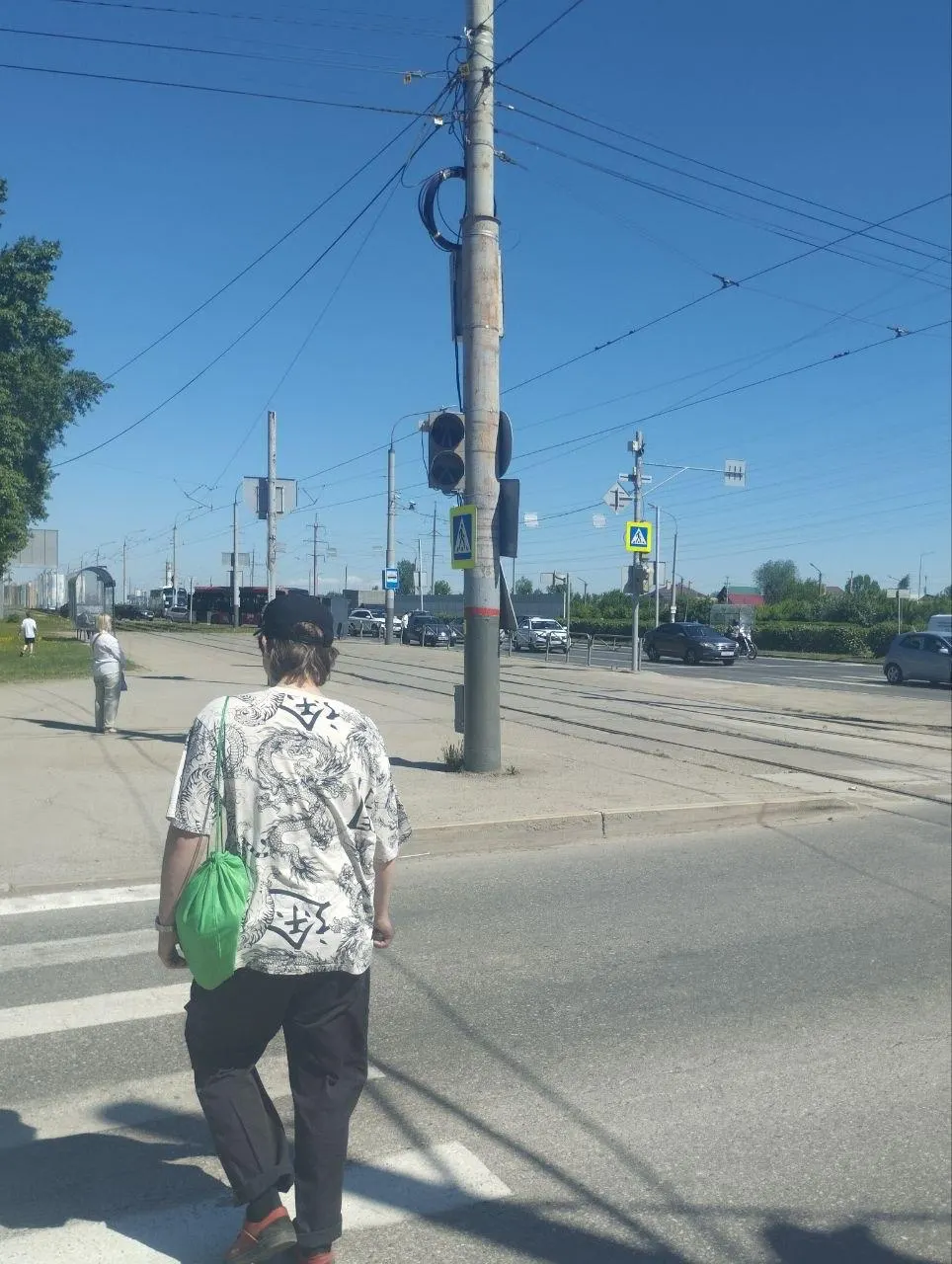 Светофор на перекрёстке Бульвара Гагарина и Старцева отключён уже больше недели — жители жалуются на отсутствие ремонта и опасность для пешеходов и водителей.