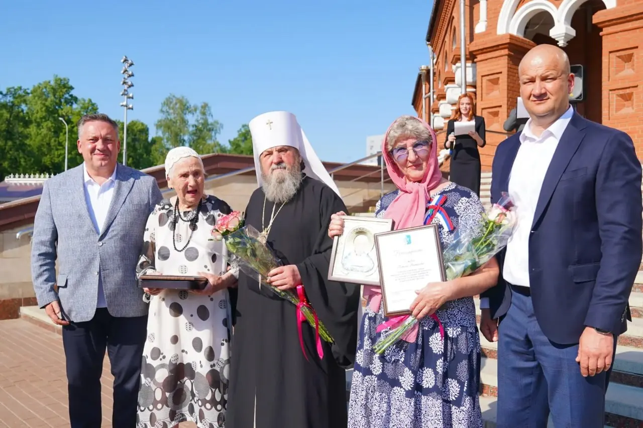 Мэр Ижевска вручил благодарности людям, шьющим бронежилеты, делающим маскировочные сети, окопные свечи и собирающим дроны, назвав их новыми меценатами. Критики считают, что это принижение традиционного смысла меценатства — поддержки культуры.