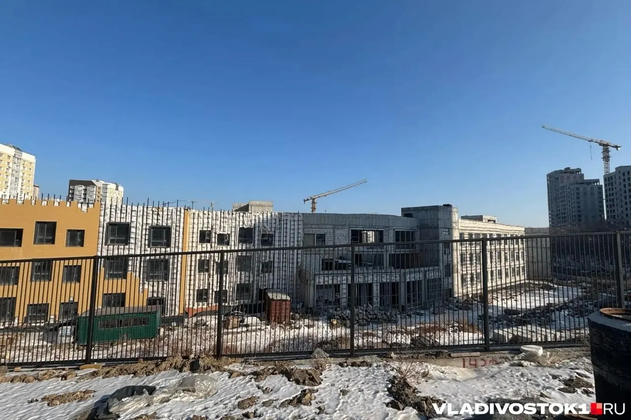 Антимонопольное ведомство признало необоснованным отказ администрации Владивостока допустить одну из компаний к конкурсу и обязало заново рассмотреть заявки на завершение строительства школы на 1 275 мест.