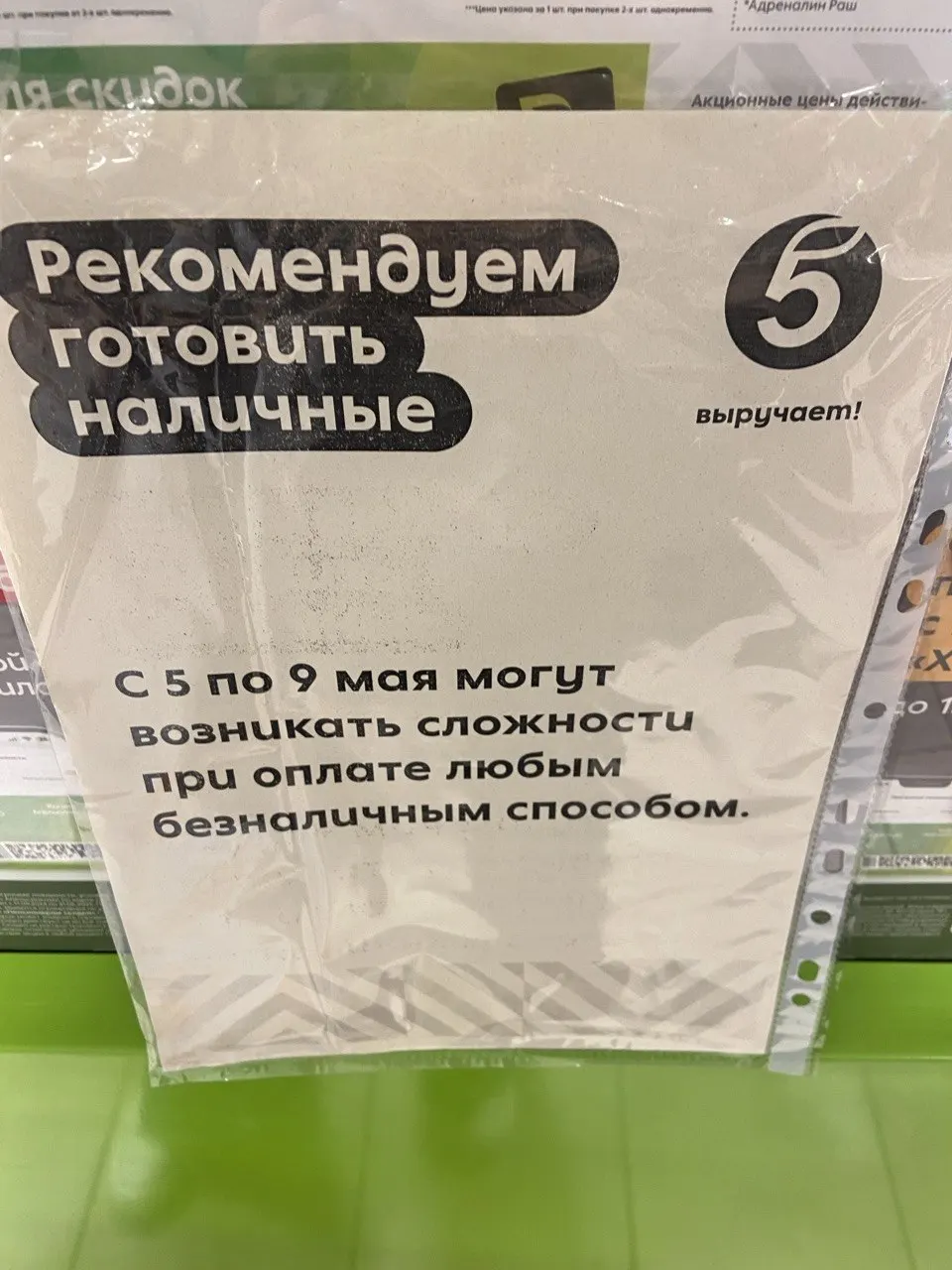 В районе Казанского кремля восстановили мобильный интернет, а большинство палаток со стритфудом принимают карты.