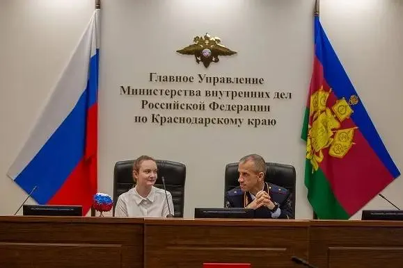 Дарина Белик из Брюховецкого района сняла на телефон кражу велосипеда — запись помогла полиции задержать подозреваемого, за что девочку отметили на церемонии и устроили экскурсию в экспертно‑криминалистический центр.