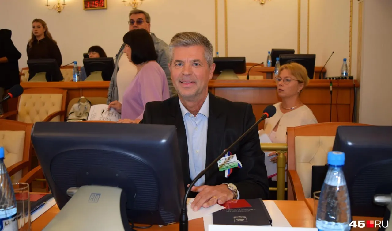 На заседании регионального парламента Владимир Семенов объявил о досрочном сложении полномочий; ранее он ушёл с поста начальника госпиталя ветеранов из‑за переезда, а в учреждении проводились обыски.