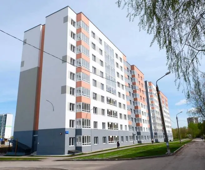 С января–мая 2026 года в регионе расселили 20 тыс. кв. м аварийного фонда: новое жильё получили 1 195 человек. Регион получил федеральное софинансирование и планирует переселить 23 тыс. человек до 2031 года.