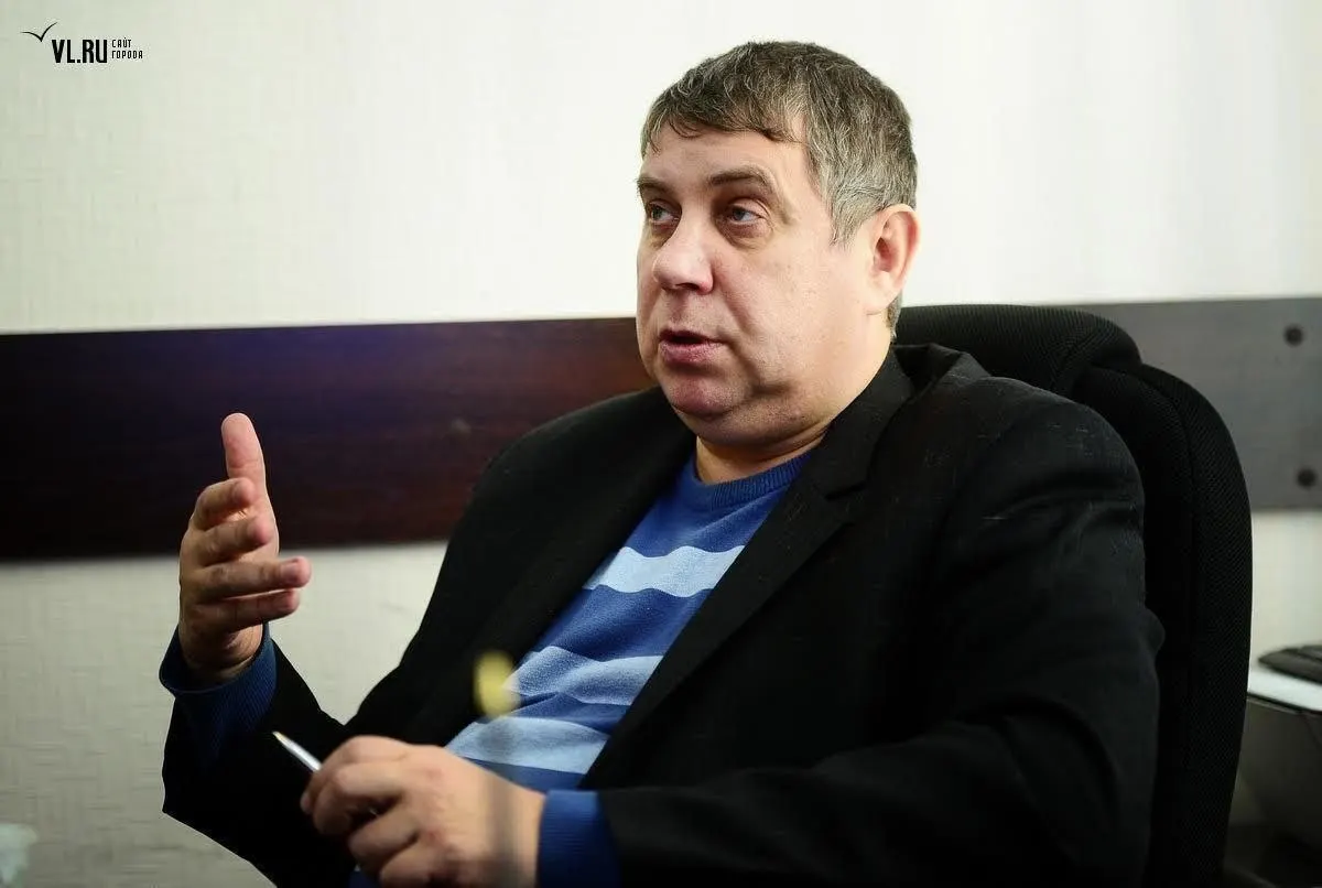 Максим Артамонов снова возглавил краевую психиатрическую больницу на улице Шепеткова. Три года назад его отправили в СИЗО по обвинениям во взятках и мошенничестве при поставках; уголовное дело приостановлено в конце 2024 года из‑за контракта с Минобороны.