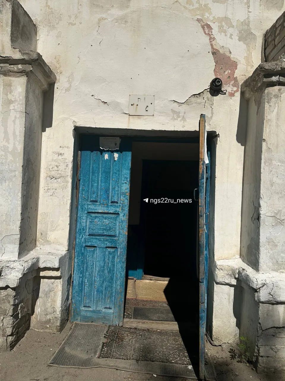 В одном из барнаульских подъездов стены от пола до потолка выложены узорами из сигаретных пачек. Оформление начали в 1970‑х; сейчас дому присвоен аварийный статус, а автор декора в нём не проживает.