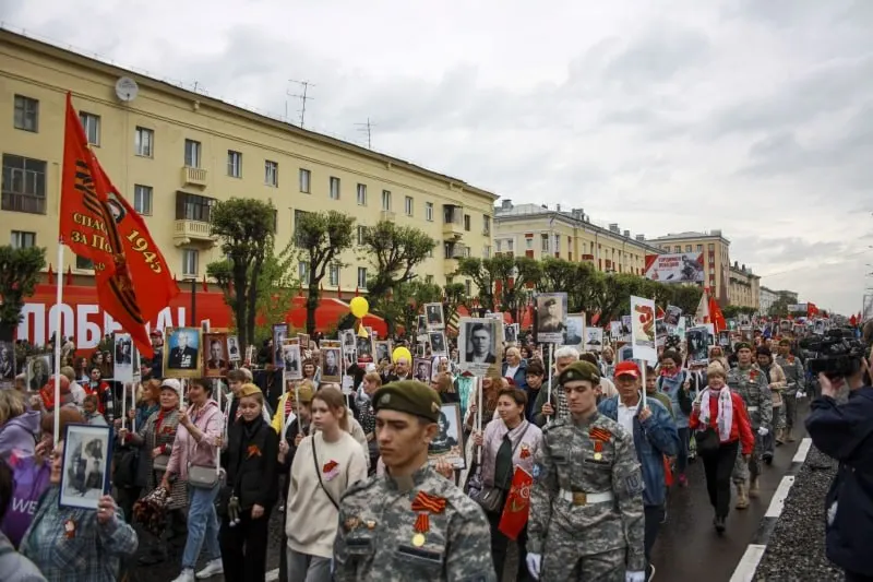 В Санкт-Петербурге шествие «Бессмертный полк» состоится в очном формате. Приём заявок на онлайн-шествие завершён: более 2800 модераторов проверяют анкеты, онлайн-трансляция запланирована на 9 мая в 12:00 по местному времени. В 2026 году очные акции разрешены в 37 регионах, в том числе в нескольких крупных городах.