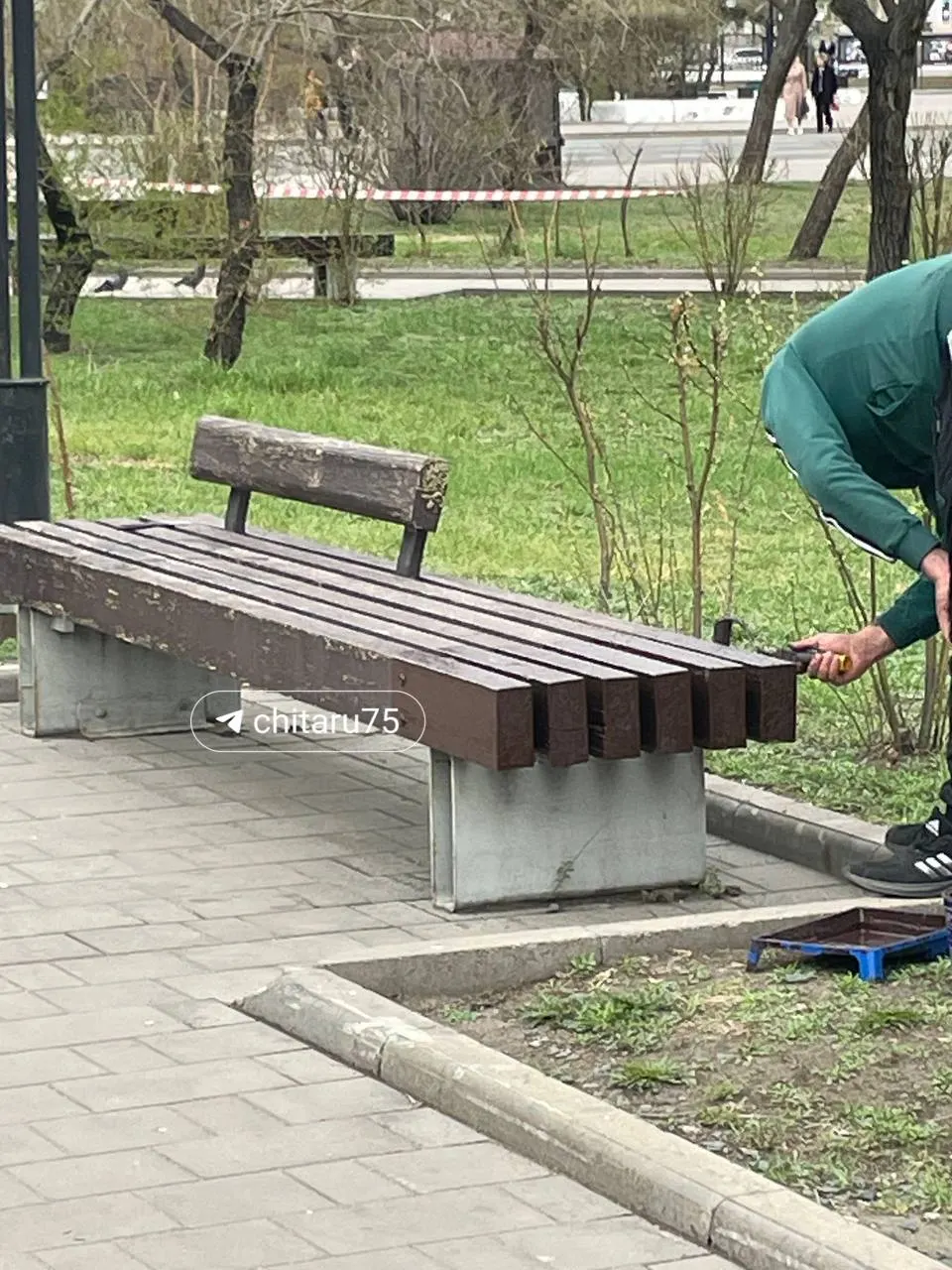 В центральных районах Читы ведут работы к празднику: обновляют скамейки, ремонтируют асфальт и убирают территорию у памятника Муравьёву-Амурскому.