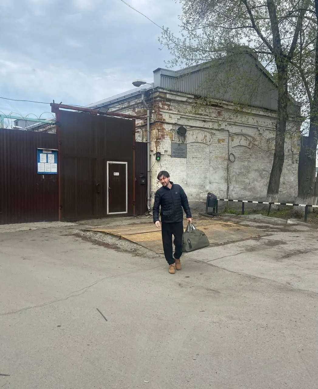 Григорий Грибенко вышел на свободу после очередного задержания. Его обвиняли в употреблении наркотиков — сам политик считает, что преследование связано с планируемым митингом против блокировок. Приводим хронологию событий и решений суда.