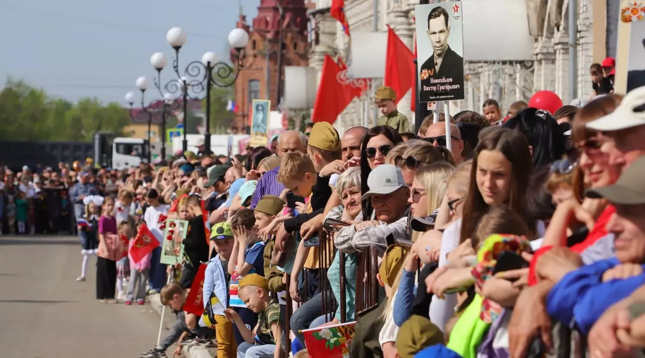 Администрация Бийска объявила о временных ограничениях движения 9 мая: участки дорог закроют утром у Мемориала Славы и вечером в центральной части города.