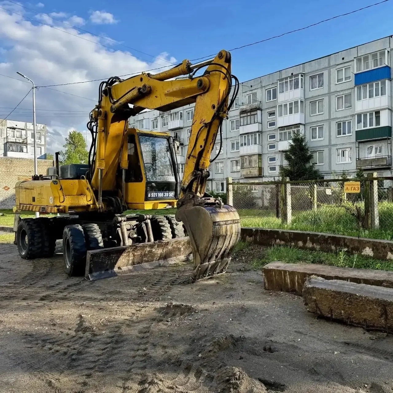 Подрядчик приступил к подготовке территории под новый сквер. Глава администрации округа проверила ход работ и другие объекты благоустройства — туристско-информационный центр планируют открыть 18 мая.