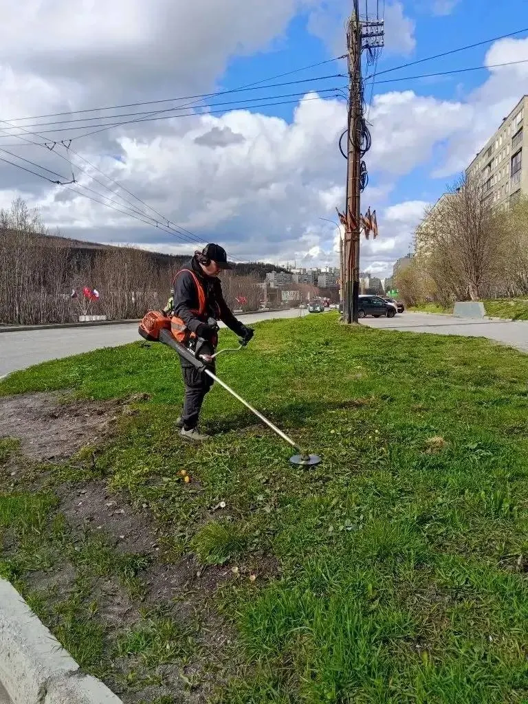 Коммунальные бригады вышли на покос в разных округах города — работы идут по графику, хотя на некоторых участках остаются проплешины на траве после обработки.