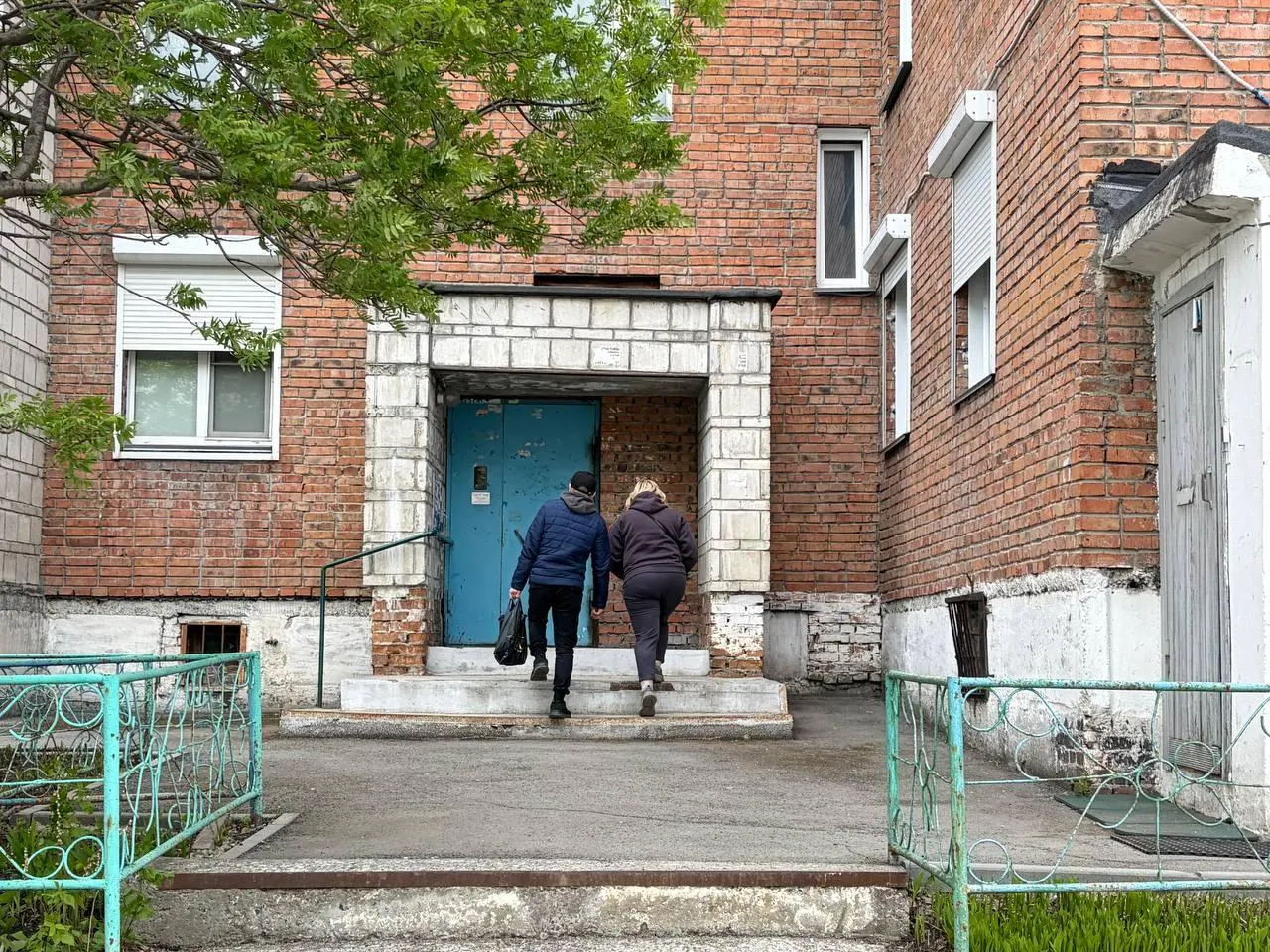 Постояльцы хостела в подвале дома в Новосибирске не понимают негативного отношения соседей. Владелец, реагируя на жалобы, охарактеризовал инициативу как «неудачный опыт».
