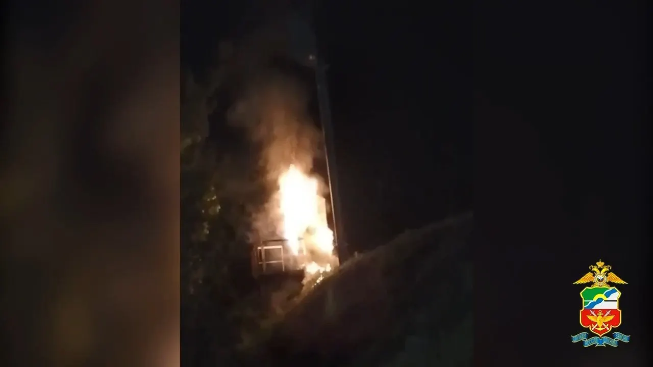 В Алтайском крае задержали 16‑ и 17‑летних подростков, подозреваемых в попытке поджога релейного шкафа у железной дороги. Следствие считает, что поджог был организован по указанию из интернета.