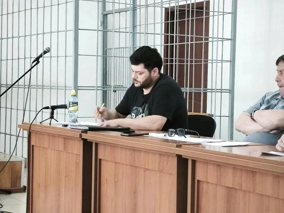 Предпринимателя обвиняют в том, что клиенты платили за строительство «под ключ», а дома не достроили — в деле 10 потерпевших, общий ущерб около 40 млн рублей. Обвиняемый вину не признаёт.