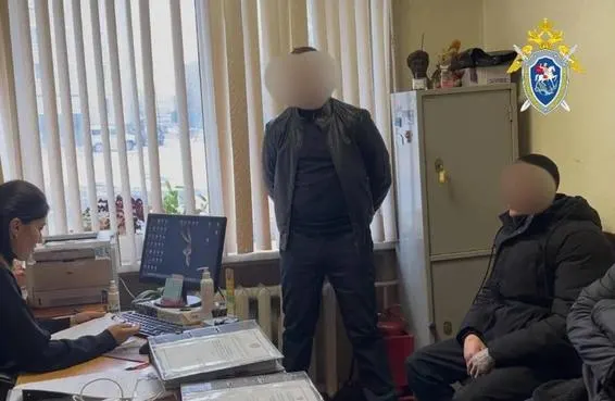 Суд в Забайкальском крае вынес длительные сроки троим обвиняемым, которые летом 2023 года отвезли знакомого на кладбище, сбросили в пустую могилу, облили бензином и подожгли.