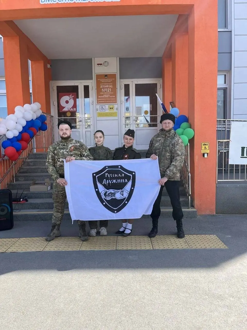 Воспитанникам детсада провели военно‑патриотическую игру: дети выполняли задания по «сборке разбитого автомата», им показали стрельбу и спрашивали, хотят ли они стать защитниками Родины.