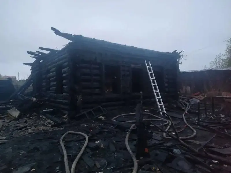 Ночью в жилом доме в Назарово произошёл пожар: мать и бабушка не смогли выбраться, подросток и отец спаслись. Следственные органы назначили экспертизы для установления причин возгорания и гибели.