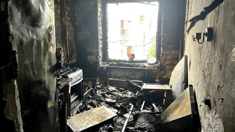 Сообщение о возгорании в девятиэтажном доме на Университетской поступило в 14:10; пожар потушили за полчаса, одну из спасённых отправили в больницу с отравлением продуктами горения.