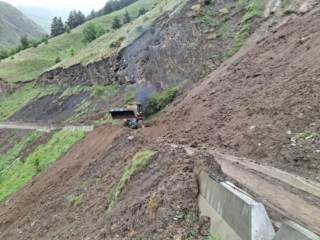 Ливни, сели и оползни оставили без транспорта 16 дагестанских сел. В соседних республиках подтверждены случаи гибели людей; повреждены дороги и населённая инфраструктура.