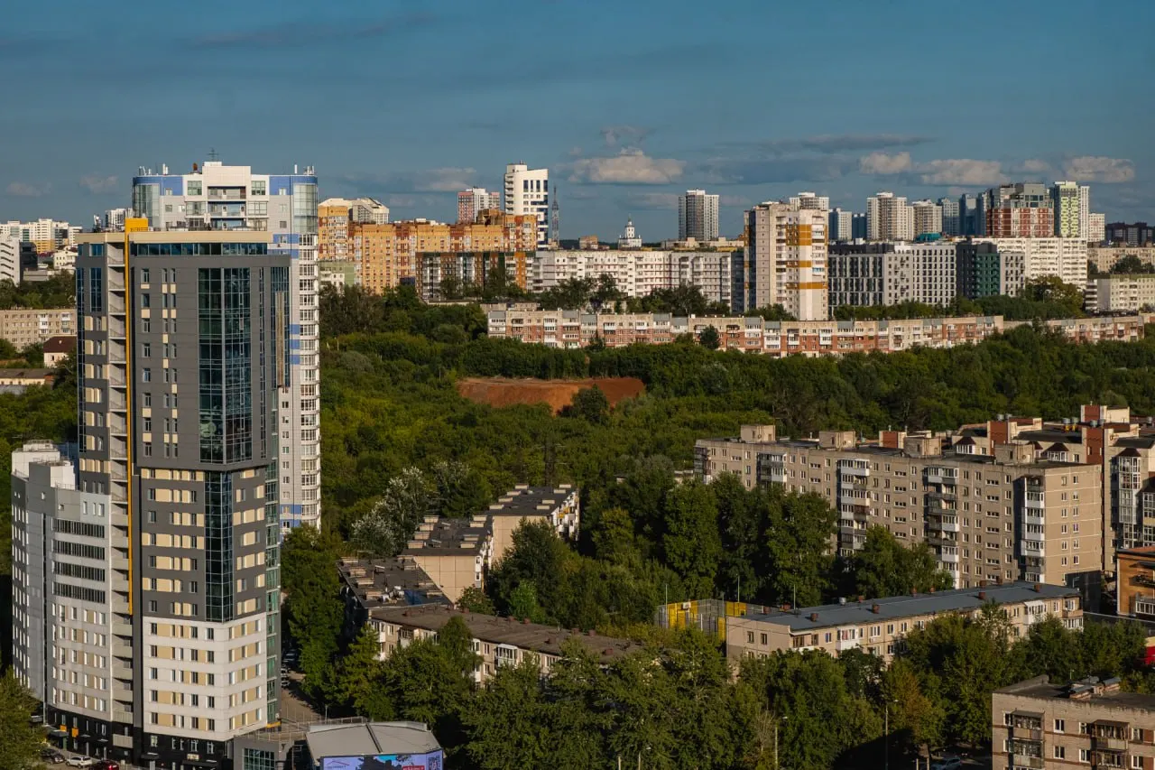 Мэрия Перми представила карту с 1 390 заглублёнными помещениями — потенциальными укрытиями при угрозе беспилотных атак или ракетных обстрелов; управляющим компаниям рекомендовано маркировать входы и указывать контакты ответственных.