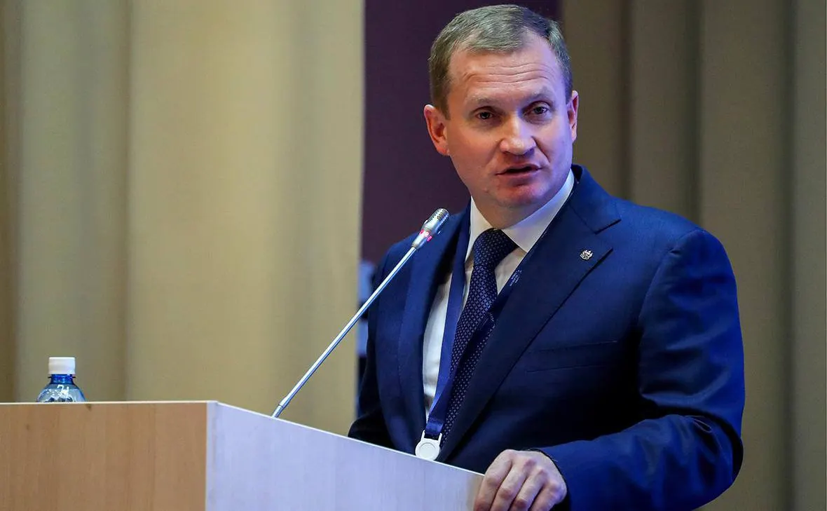 Вячеслав Вахрин, ранее заместитель главы Тюменской области, в феврале 2025 года заключил контракт с Минобороны и в военных базах указан как командир взвода штурмовой роты. Его уголовное дело о взятке приостановлено; по тому же делу фигурирует бизнесмен Алексей Гоцык.
