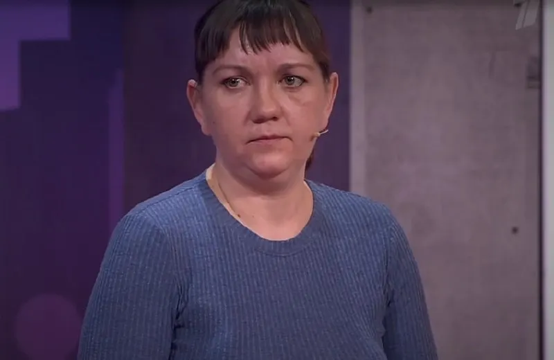 Женщина обратилась в суд с требованием лишить знакомую прав: по её словам, мать систематически выпивала, кочевала по компаниям и брала ребёнка на застолья. Девочка помещена в распределительный центр.
