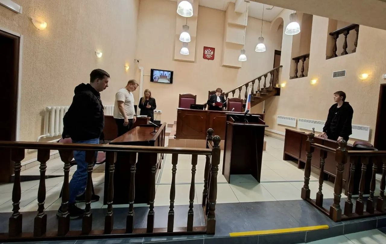 Псковский областной суд оставил в силе штраф для Леонида Павлова за расклейку листовок с изображениями, которые суд признал демонстрацией экстремистской символики; защитники утверждают о применении силы при задержании.
