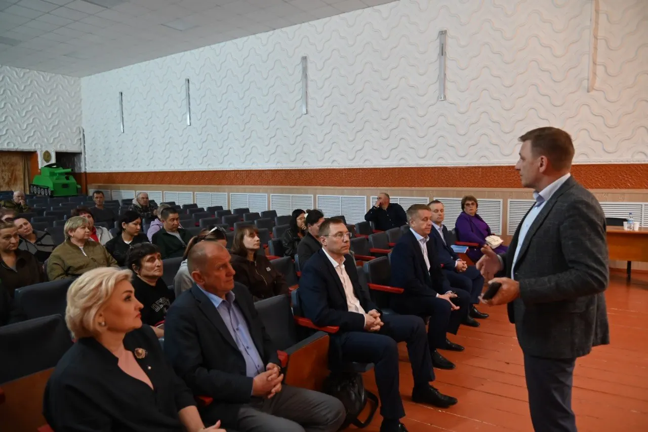 Новый руководитель регионального минсельхоза провёл встречу с жителями нескольких сел: обсуждают восстановление поголовья и меры поддержки, которые готовит правительство области.