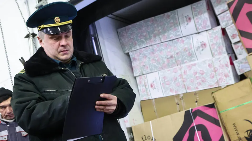 Ведомство проводит проверки армянских производителей после выявления заражений и фальсификаций; с 22 мая введён запрет на ввоз цветочной продукции на фоне дипломатического обострения между странами.