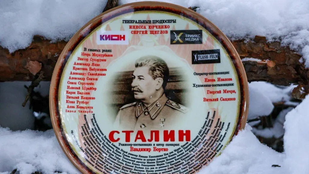 В одной из московских синагог разместили объявление о наборе мужчин и женщин «еврейской внешности» или «евреев по национальности» для съемок сцен, воссоздающих 1949 год. Участникам обещают оплату и обед; проект, по всей видимости, — новый сериал Владимира Бортко о Сталине.