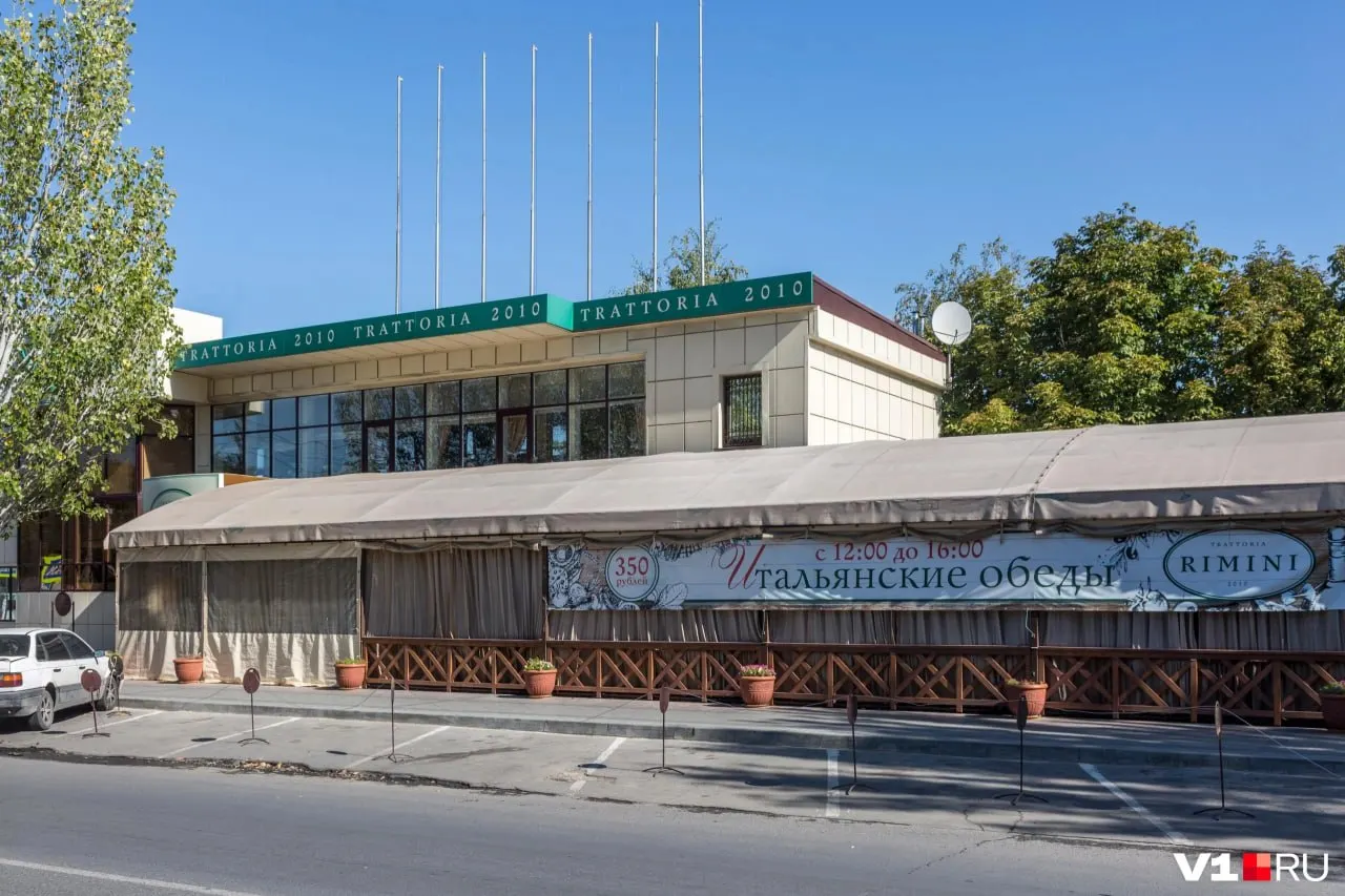 Ресторан сети, работавший с 2010 года, прекратил работу в конце мая — причина закрытия связана с планируемым переездом заведения в ТРЦ «Мармелад».