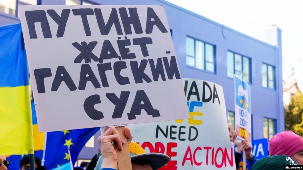 Комитет министров подтвердил расширенное соглашение о руководящем комитете трибунала; около трёх десятков стран и ЕС намерены присоединиться. Нидерланды примут первоначальную фазу в Гааге, а в Киеве рассчитывают на начало работы трибунала к 2027 году с возможностью рассмотрения дел заочно.