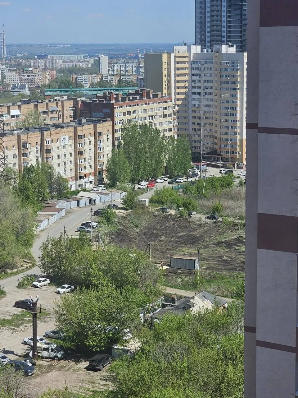 Жители Советского района сообщили о планах застройки участка на улице Долотной, который в кадастре значился под детский сад и поликлинику. Люди обеспокоены нехваткой школ и медицинских учреждений в районе.