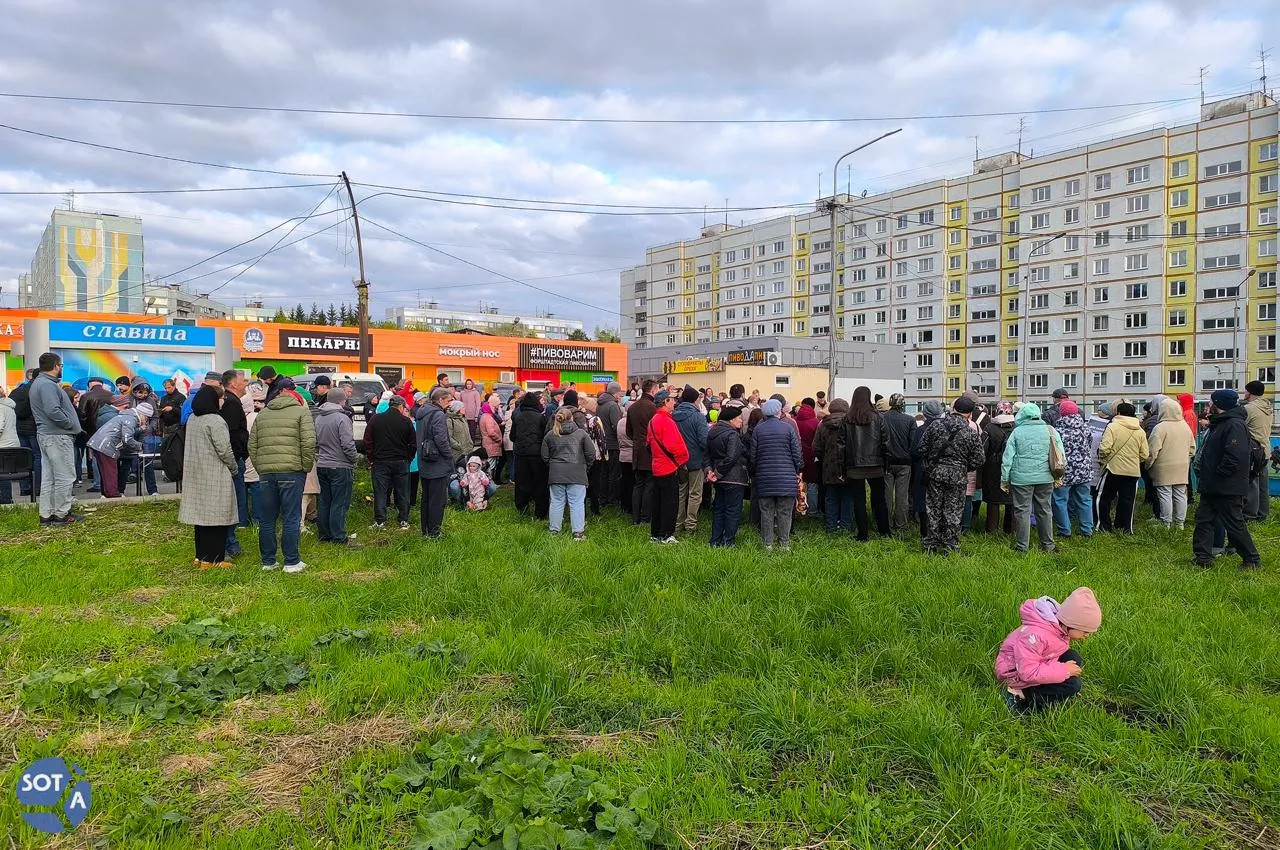 Около 200 жителей Новосибирска провели митинг против проекта развития микрорайона, который предполагает вырубку зелёной зоны, точечную застройку и прокладку магистрали с постоянным потоком грузового транспорта.