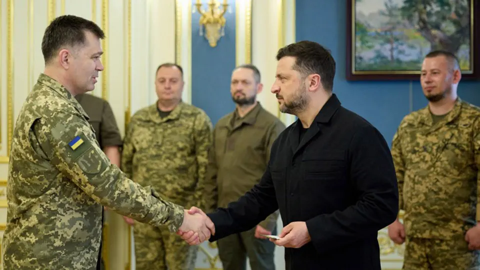По данным правительственных и близких к обеим сторонам источников, Украина готовит сценарии длительного противостояния; переговорный процесс приостановлен, а в Кремле сохраняются планы по контролю над Донбассом.