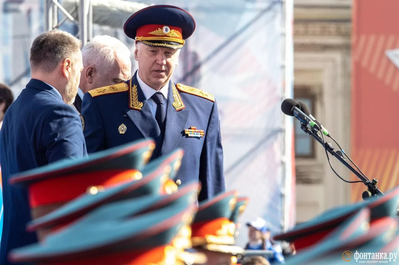 Гражданская жена погибшего оспаривает версию самоубийства, указывает на нарушения в посмертной психиатрической экспертизе и на бездействие экипажа; она просит Следственный комитет взять дело под контроль.