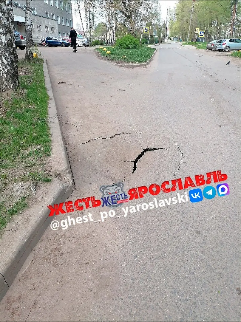 На улице Здоровья, 10ж рядом с поликлиникой №3 обнаружили провал в асфальте — местные оценивают яму примерно в 1,2 м, ограждения нет; в администрацию направлен запрос.