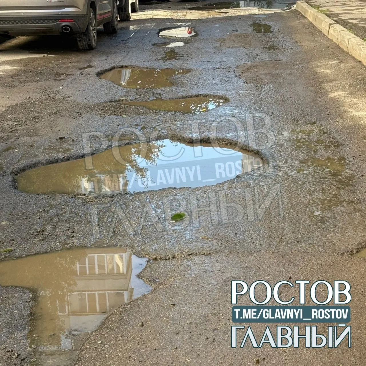 Жительница района «Западный» рассказала о лужах по колено и глубоких ямах: по её словам, машины не могут проехать, а людям трудно пройти. В публикации есть фотографии с места.