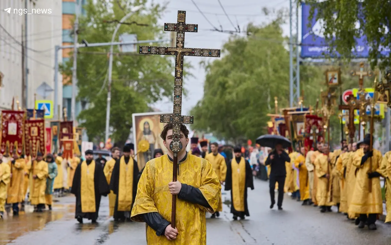 В Новосибирске прошёл крестный ход: колонна прошла от Вознесенского кафедрального собора до собора Александра Невского. Фотоподборка с места события.