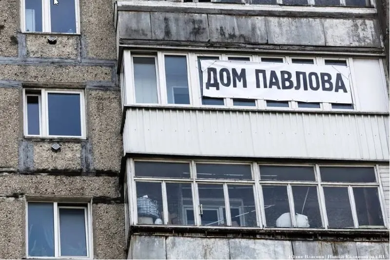 Жители дома №68 на Моспроспекте держат оборону: дом связан балконами с расселённым аварийным домом №70, им предлагают временно переселиться в маневренный фонд. Люди опасаются остаться без жилья и протестуют против спешных выселений.