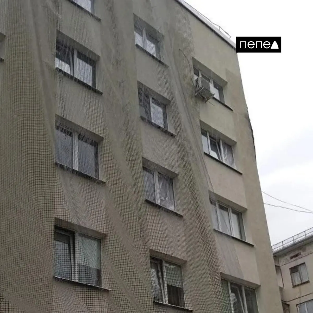 Жители дома на Железнодорожной, 9 жалуются, что защитная сетка обрушилась в декабре 2025 года, но работы по её восстановлению продолжают откладывать; в незащищённый угол здания недавно врезался беспилотный аппарат.