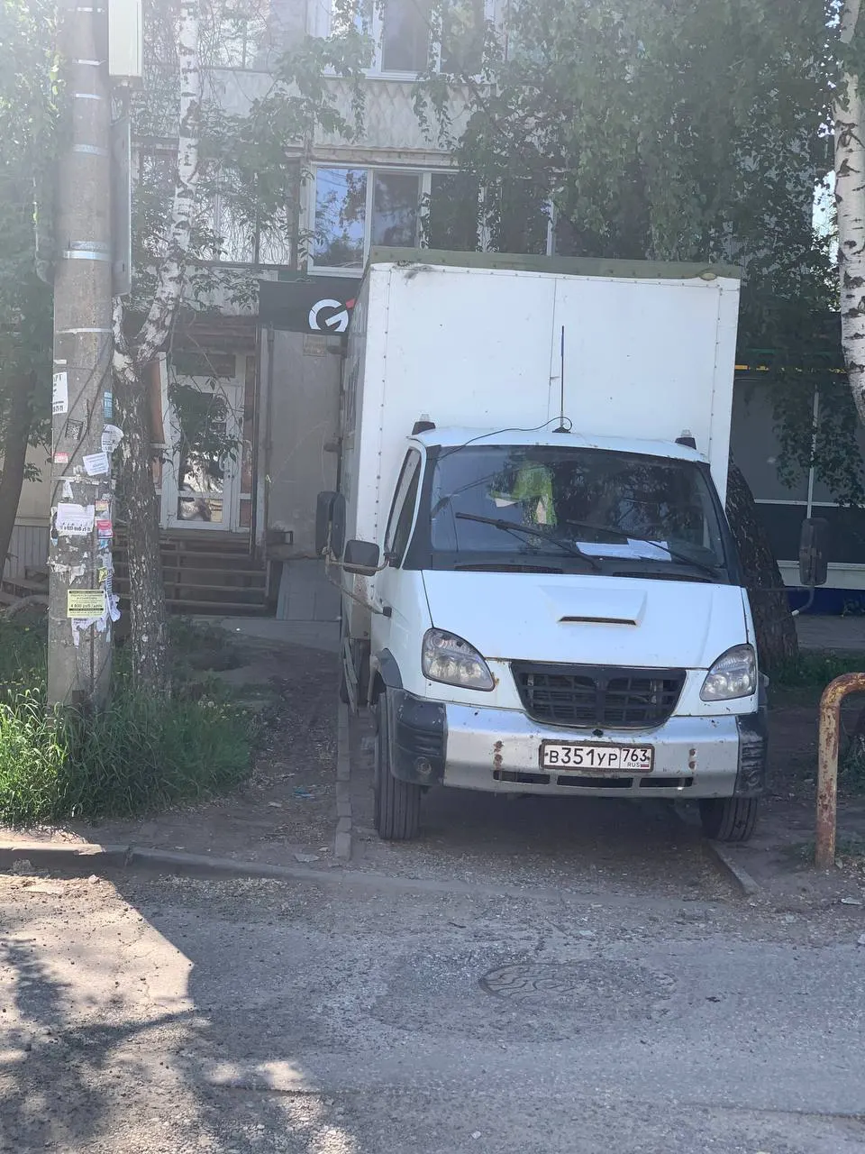 Жители сообщают, что на Ново‑вокзальной, 195 магазин принимает товар и загородил проход. Это затрудняет передвижение пенсионеров и родителей с колясками.