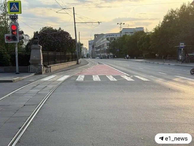 На проспекте Ленина и около «Высоцкого» появились яркие красные островки безопасности, а на улице Ельцина обновили «вафлю», за стоянку на которой могут выписать штраф.